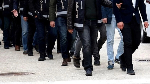  FETÖ operasyonunda yakalanan dokuz şüpheliden beşi tutuklandı.