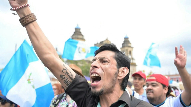 Des Guatémaltèques manifestant pour demander la démission de la procureure générale Consuelo Porras et du procureur Rafael Curruchiche, qu'ils accusent d'avoir déclenché une crise électorale pour empêcher le président élu Bernardo Arevalo et son parti Semilla d'accéder au pouvoir. Crédit Photo: Johan ORDONEZ / AFPTV / AFP

