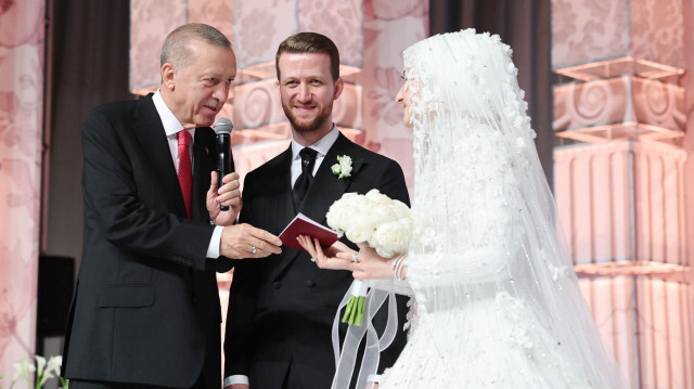 Cumhurbaşkanı Erdoğan nikahın ardından çifti tebrik ederken, evlilik cüzdanını geline verdi.
