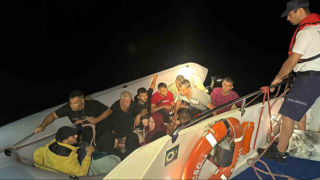 Lastik bot içerisindeki 12 düzensiz göçmen yakalandı.