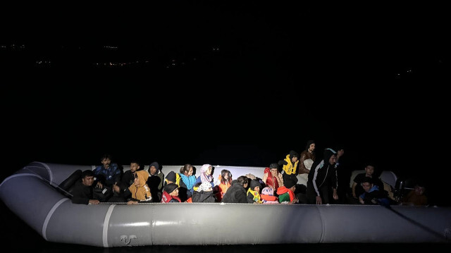 Göçmenleri taşıyan lastik bot