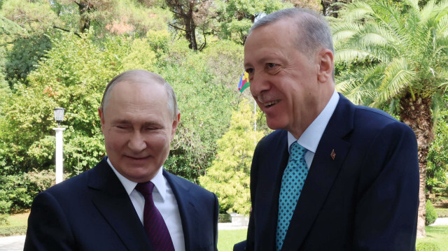 Rusya Devlet Başkanı Putin Soçi'de Cumhurbaşkanı Erdoğan'ı kapıda karşıladı. İki lider ayaküstü sohbet etti.