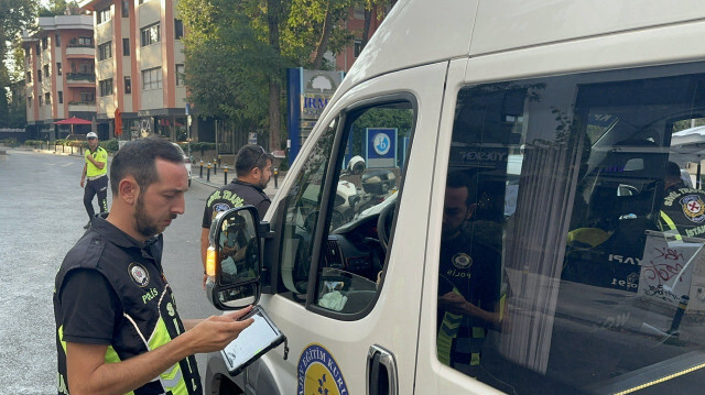 Kadıköy'de gerçekleştirilen denetimlerde servisler durdurularak kontrol edildi. 