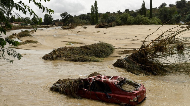 Une voiture détruite au milieu d'une rivière dans la ville d'Aldea del Fresno en Espagne. Crédit photo: OSCAR DEL POZO CAÑAS / AFP