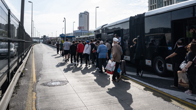 Zeytinburnu'nda arızalanan metrobüsün yolcuları durağa yürüdü.