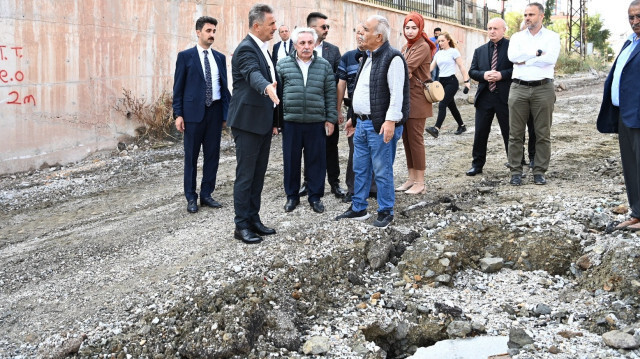 Mamak Belediye Başkanı Murat Köse, sağanak nedeniyle su baskını yaşanan mahallede incelemede bulundu.