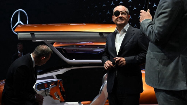 Le chancelier allemand Olaf Scholz à côté d'une voiture Vision One-Eleven du constructeur automobile allemand Mercedes-Benz au Salon international de l'automobile (IAA) à Munich. Crédit photo: CHRISTOF STACHE / AFP