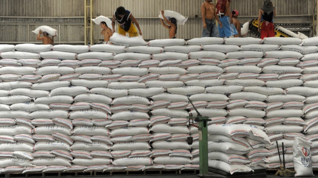 Des ouvriers déchargent des sacs de riz dans un entrepôt à Manille aux  Philippines. Crédit photo: JAY DIRECTO / AFP / ARCHIVE