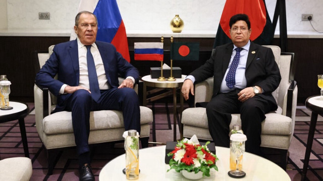 Le ministre russe des Affaires étrangères, Sergueï Lavrov et son homologue bangladais A.K Abdul Momen à Dhaka. Crédit photo: HANDOUT / RUSSIAN FOREIGN MINISTRY / AFP
