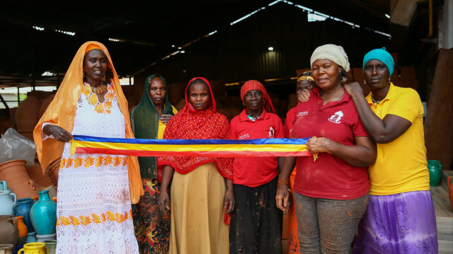 Des femmes, qui fabriquent des poteries selon des méthodes traditionnelles au Tchad, se forment aux techniques modernes de la profession auprès des maîtres de la ville de Menemen à Izmir en Türkiye. Crédit photo: AA