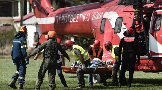 Des secouristes transportant une femme âgée sur une civière après l'avoir sauvée du village inondé, en hélicoptère, près de Karditsa en Grèce, le 8 septembre 2023. Crédit photo: SAKIS MITROLIDIS / AFP
