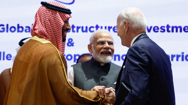 Le Premier ministre indien Narendra Modi (au centre), le président américain Joe Biden (à droite) et le prince héritier et Premier ministre saoudien Mohammed bin Salman se tenant la main avant le début d'une session du sommet du G20 à New Delhi, le 9 septembre 2023. Crédit Photo: EVELYN HOCKSTEIN / POOL / AFP

