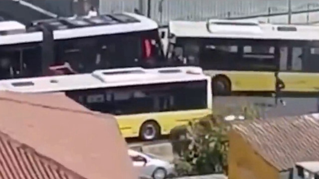 Kaza nedeniyle tramvay seferi kısa süre durdu.