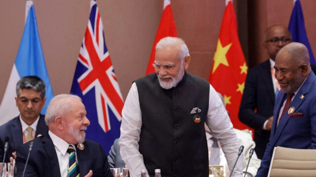 Le président de l'Union africaine et des Comores, Azali Assoumani (à droite), le premier ministre indien Narendra Modi (à gauche) et le président brésilien Luiz Inacio Lula da Silva s'entretenant lors de la première session du sommet des dirigeants du G20 au Bharat Mandapam à New Delhi, le 9 septembre 2023. Crédit Photo: LUDOVIC MARIN / POOL / AFP
