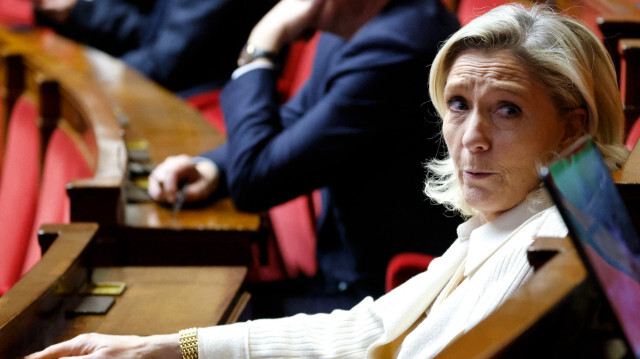 La députée française et présidente du groupe du Rassemblement national (RN) Marine Le Pen assistant à une séance de questions au gouvernement à l'Assemblée nationale française à Paris, le 20 décembre 2023.