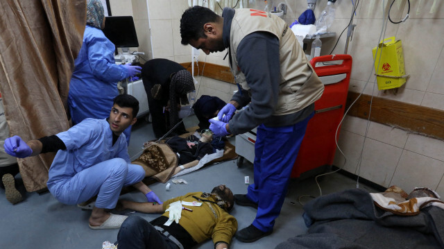 Des personnes blessées lors d'un bombardement israélien recevant des soins médicaux au service des urgences de l'hôpital al-Aqsa à Deir al-Balah, dans le centre de la bande de Gaza, le 30 décembre 2023.