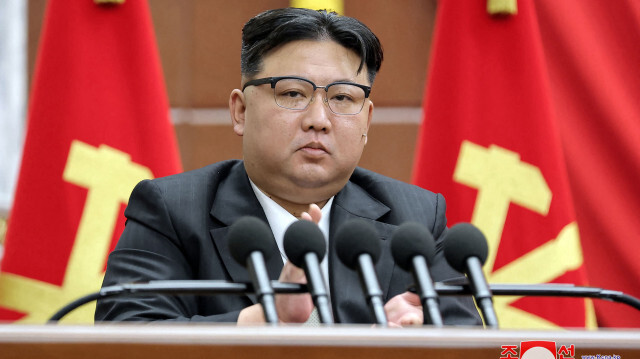 Le dirigeant nord-coréen Kim Jong Un s'exprimant lors de la 9e session plénière du 8e comité central du Parti du travail de Corée (WPK) au siège du comité central du Parti à Pyongyang.