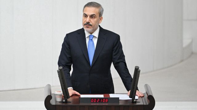 Le ministre des affaires étrangères, Hakan Fidan assistant à la session plénière au Parlement turc et prononçant un discours.