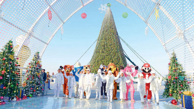 В городе Аркадаг впервые зажглись огни новогодней ёлки | Азия