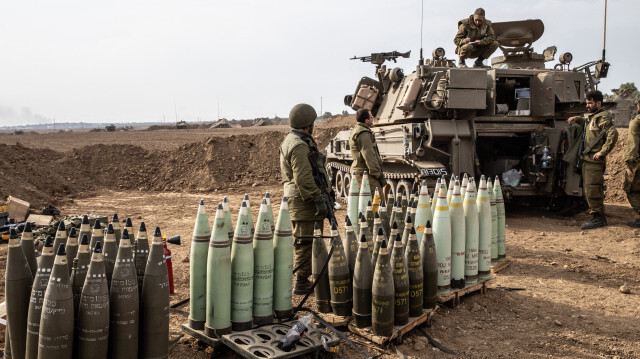 Amnesty International a recueilli des informations sur l'utilisation d'obus au phosphore blanc par l'armée israélienne dans des zones civiles densément peuplées de Gaza, notamment des photographies prises par un photojournaliste de l'agence Anadolu (AA). Amnesty International a déclaré dans un communiqué que son programme de réaction aux crises avait recueilli des preuves convaincantes de l'utilisation par Israël d'obus au phosphore blanc dans la bande de Gaza. Des vidéos et des photographies vérifiées par le Crisis Evidence Lab de l'organisation montrent qu'Israël utilise du phosphore blanc à Gaza depuis le 7 octobre. Parmi les preuves recueillies figure une photographie prise par le photojournaliste de l'AA Mustafa Al-Kharouf le 9 octobre d'obus d'artillerie M825 et M825A1 étiquetés D528, le code d'identification du ministère américain de la défense pour les "munitions à base de phosphore blanc".