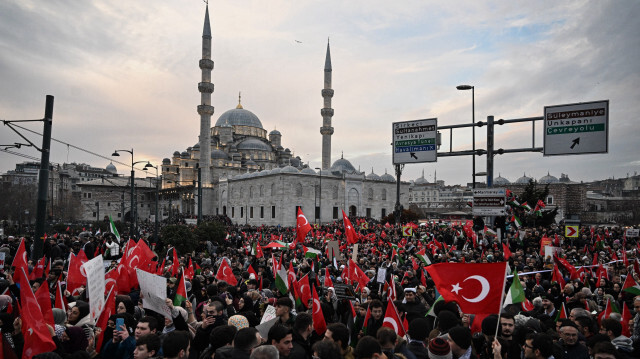 Sous la direction de la Fondation de la jeunesse turque (TÜGVA), des dizaines de milliers de participants se sont rassemblés dans les mosquées lors des prières du matin pour la manifestation "Miséricorde pour nos martyrs, soutien à la Palestine, malédiction pour Israël" organisée par la Plate-forme de la volonté nationale avec la participation de 308 ONGs et ont commencé à défiler en cortège.