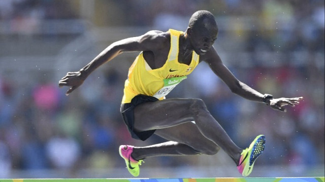 L'Ougandais Benjamin Kiplagat participe à la première manche du 3000 m steeple masculin lors de l'épreuve d'athlétisme des Jeux olympiques de Rio de Janeiro, le 15 août 2016.