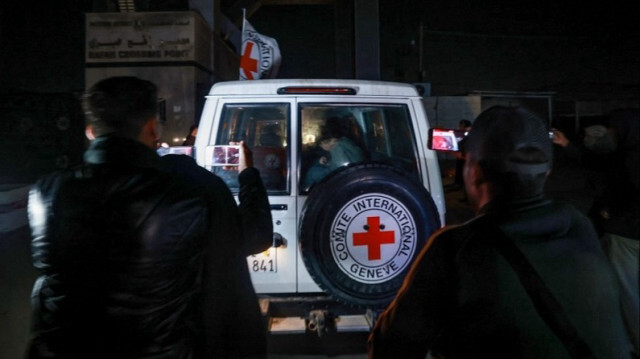 Un véhicule de la Croix-Rouge transportant des otages israéliens arrive au point de passage de Rafah, dans le sud de la bande de Gaza, le 30 novembre 2023.