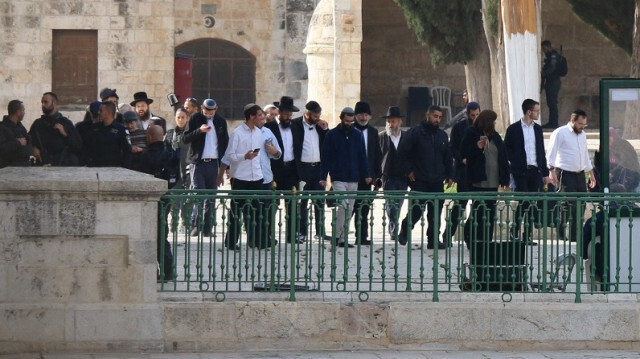 Des groupes de juifs fanatiques sont accompagnés par des soldats israéliens armés alors qu'ils effectuent des rituels religieux à la mosquée Al-Aqsa à Jérusalem le 07 décembre 2023.