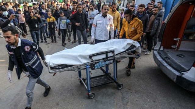 Des Palestiniens tués lors d'attaques israéliennes, dont des enfants, sont emmenés à l'hôpital européen alors que les attaques israéliennes se poursuivent à Khan Yunis, dans la bande de Gaza, le 31 décembre 2023.