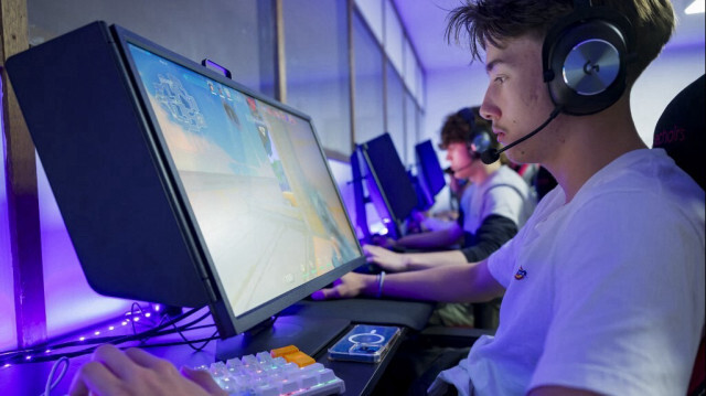 Les étudiants de la première section e-sport de France jouent à Valorant lors de leur participation à un cours pratique à l'école secondaire technologique et professionnelle privée Pierre de Coubertin à Nancy, dans l'est de la France, le 17 octobre 2023.