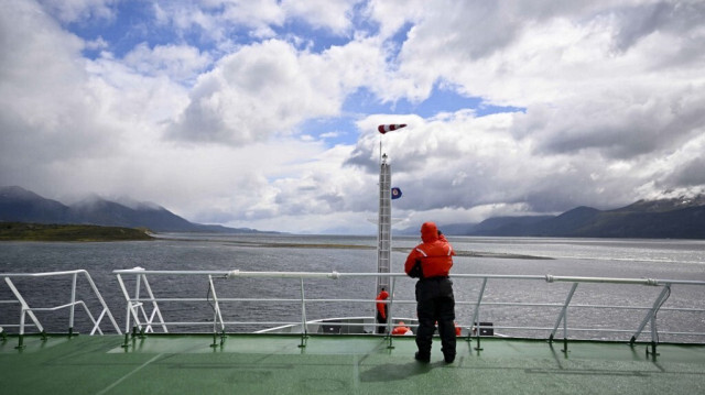 Les membres de la Marine colombienne préparent le navire de recherche colombien 'ARC Simon Bolivar' à Puerto Williams, au sud du Chili, le 9 janvier 2024. 