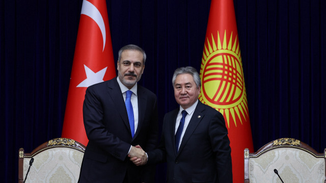 Le ministre turc des Affaires étrangères, Hakan Fidan et son homologue kirghize Jeenbek Kulubayev.