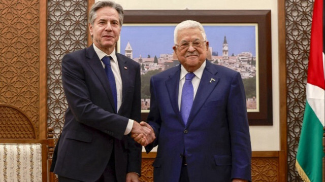 Le secrétaire d'État américain Antony Blinken (G) rencontre le Président palestinien Mahmud Abbas en Palestine occupée, le 10 janvier 2024.