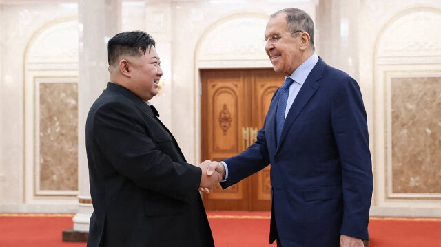 Le dirigeant nord-coréen, Kim Jong-un et le ministre russe des Affaires étrangères, Sergueï Lavrov lors de leur rencontre à Pyongyang, en Corée du Nord, le 19 octobre 2023.