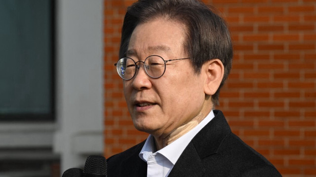 Le chef de l'opposition sud-coréenne Lee Jae-myung s'adresse aux journalistes alors qu'il quitte l'hôpital universitaire national de Séoul à Séoul, le 10 janvier 2024.