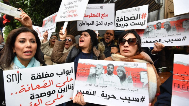 Des journalistes tunisiens crient des slogans contre le gouvernement et demandent la libération de leur collègue Zied El Heni, arrêté le 29 décembre après avoir critiqué la ministre du Commerce tunisien, lors d'un rassemblement devant un tribunal à Tunis, le 10 janvier 2024. 