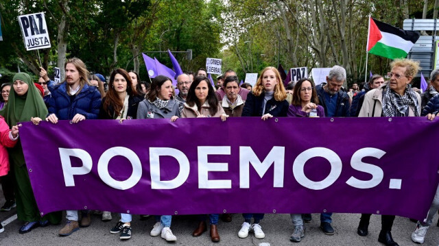 La ministre espagnole de l'égalité, Irene Montero, et la chef du parti espagnol Podemos, Ione Belarra, participent à une manifestation de soutien au peuple palestinien, à Madrid, le 29 octobre 2023.
