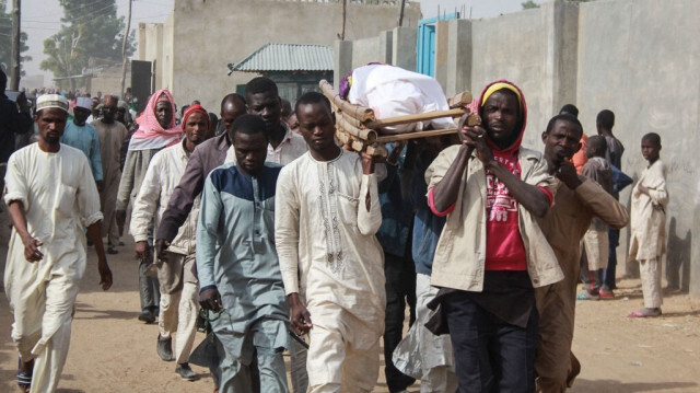 Les gens portent le corps d'une des victimes de l'attaque lors de leur cérémonie d'enterrement au village de Sajeri, à la périphérie de la capitale de l'État de Borno, Maiduguri, le 8 janvier 2019. 