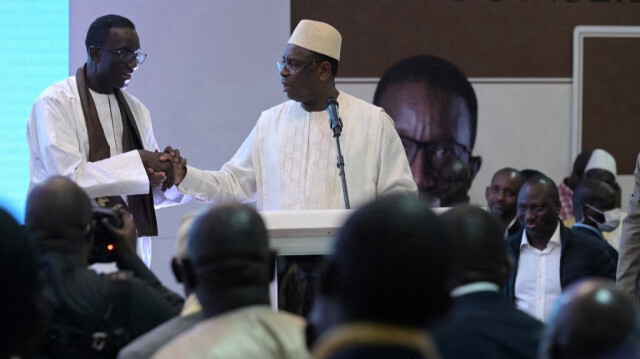 Le président sénégalais, Macky Sall, serre la main du Premier ministre, Amadou Ba, à Dakar le 21 décembre 2023, après que Ba a été désigné comme candidat à la présidence du parti au pouvoir pour l'élection présidentielle de février 2024. 