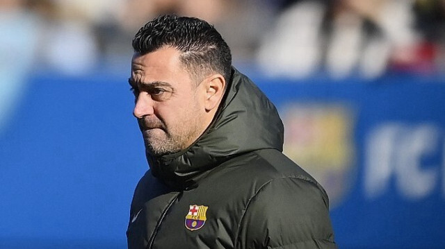 Le coach espagnol du FC Barcelone, Xavi, participe à une séance d'entraînement à porte ouverte sur le terrain de la Ciudad Deportiva à Sant Joan Despi, près de Barcelone, le 30 décembre 2023.
