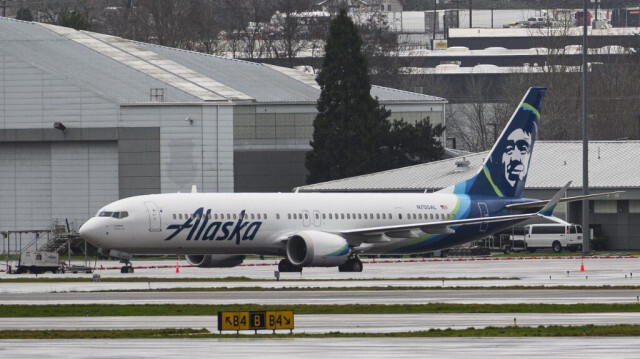 Le Boeing 737 MAX 9 de la compagnie Alaska Airlines, immatriculé N705AL, bloqué au sol à l'aéroport international de Portland, le 9 janvier 2024 à Portland, Oregon.