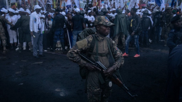 Un soldat congolais monte la garde lors du meeting de campagne du président en exercice, le président Felix Tshisekedi, à Goma, capitale de la province du Nord-Kivu, dans l'est de la République démocratique du Congo, le 10 décembre 2023. 