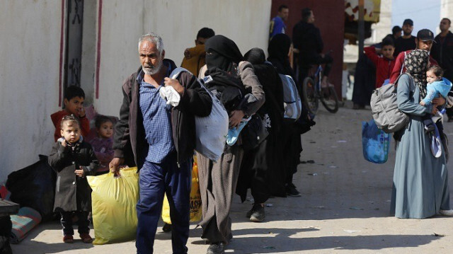 Des Palestiniens quittent leurs maisons et migrent vers des zones sûres avec leurs biens en raison des attaques israéliennes en cours à Gaza, le 06 janvier 2024.