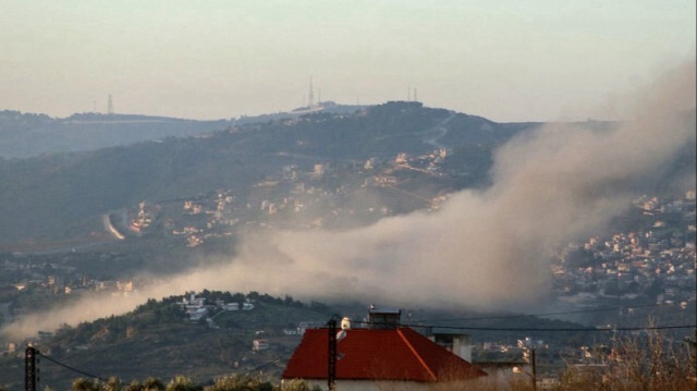 Des volutes de fumée se dégagent après une frappe aérienne israélienne sur le village de Kfar Kila, au sud du Liban, près de la frontière avec Israël, le 09 janvier 2024.