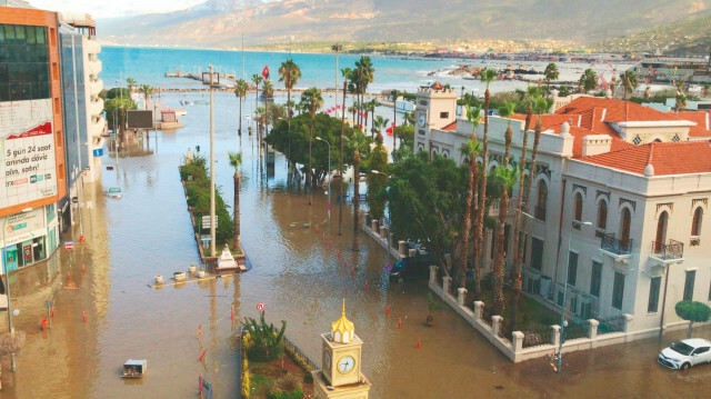 İskenderun 27 Kasım 2023’teki  şiddetli yağışta da denizin taşması sebebiyle sular altında kalmıştı.