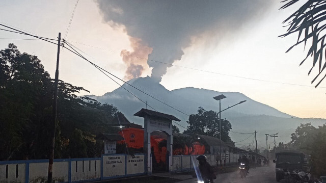 Le mont Lewotobi Laki-Laki crache de la fumée chaude à Flores Timur, Nusa Tenggara, province de Timur, le 2 janvier 2024.