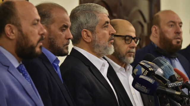 Le chef des Affaires étrangères du Hamas, Khaled Meshaal (au centre), prononçant un discours lors d'une conférence de presse, à l'Institution Daru'l Fatwa à Beyrouth, au Liban, le 16 décembre 2021.