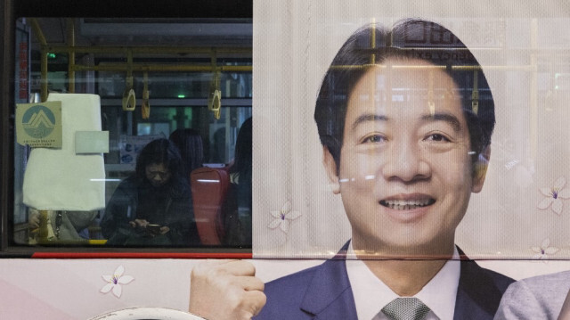 Une affiche du vice-président de Taïwan et candidat à la présidence du Parti démocrate progressiste (DPP) au pouvoir, Lai Ching-te, est vue dans un bus à Taipei le 10 janvier 2024.