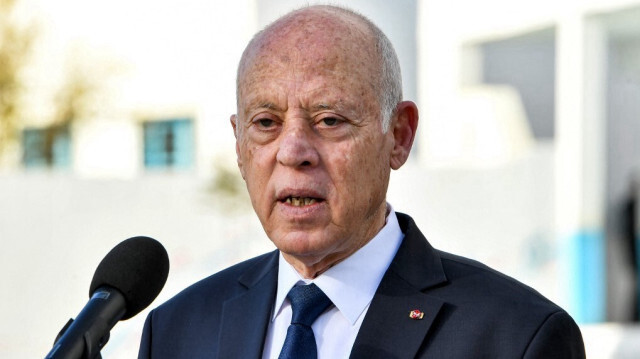 Le président tunisien Kais Saied parlant aux journalistes après avoir voté aux élections locales de 2023 au périphérie de Tunis, le 24 décembre 2023. 