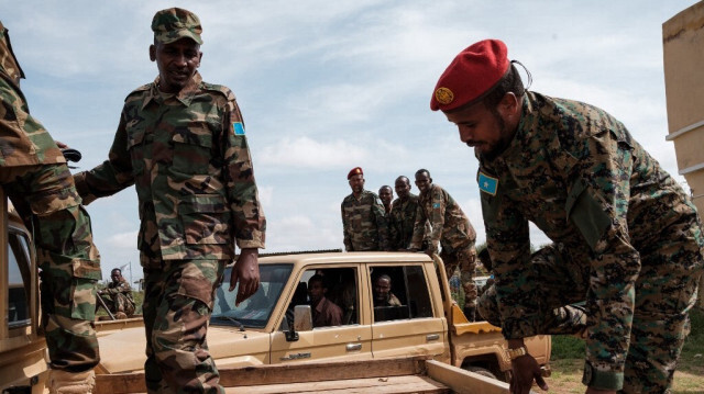 Des soldats de l'armée nationale somalienne montant à bord de camionnettes à l'aéroport de Baidoua à Baidoa, en Somalie, le 9 novembre 2022. 